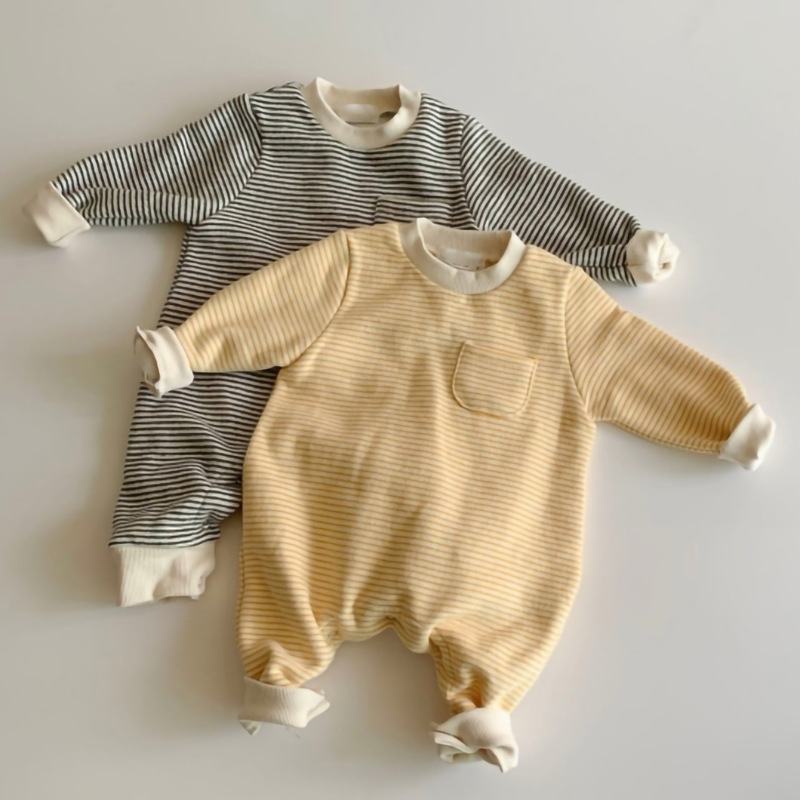 Combinaison bébé rayée pour l'extérieur