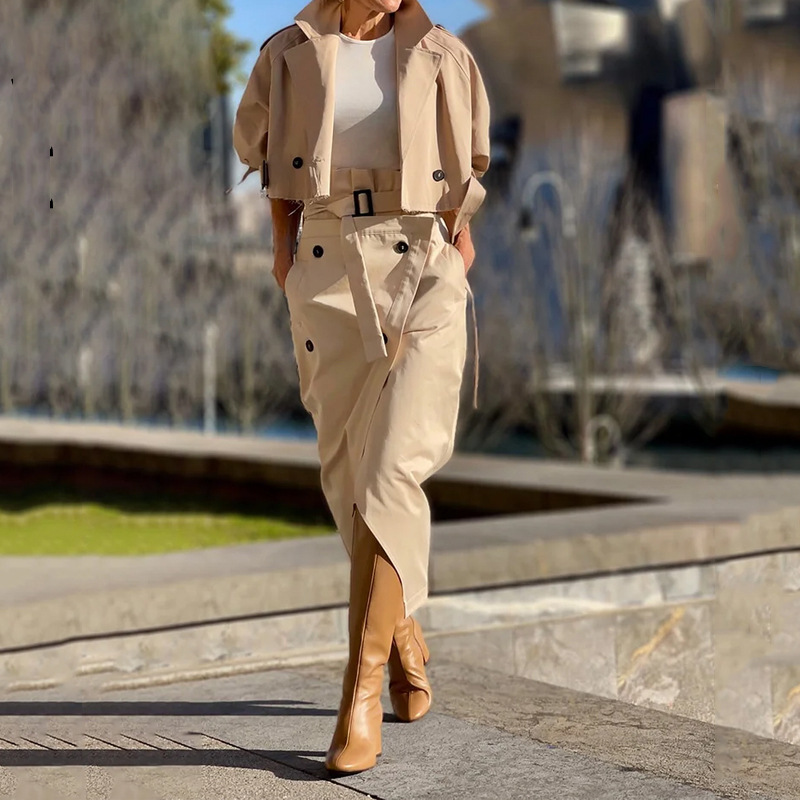 Tailleur-jupe boutonné ceinturé élégant femme