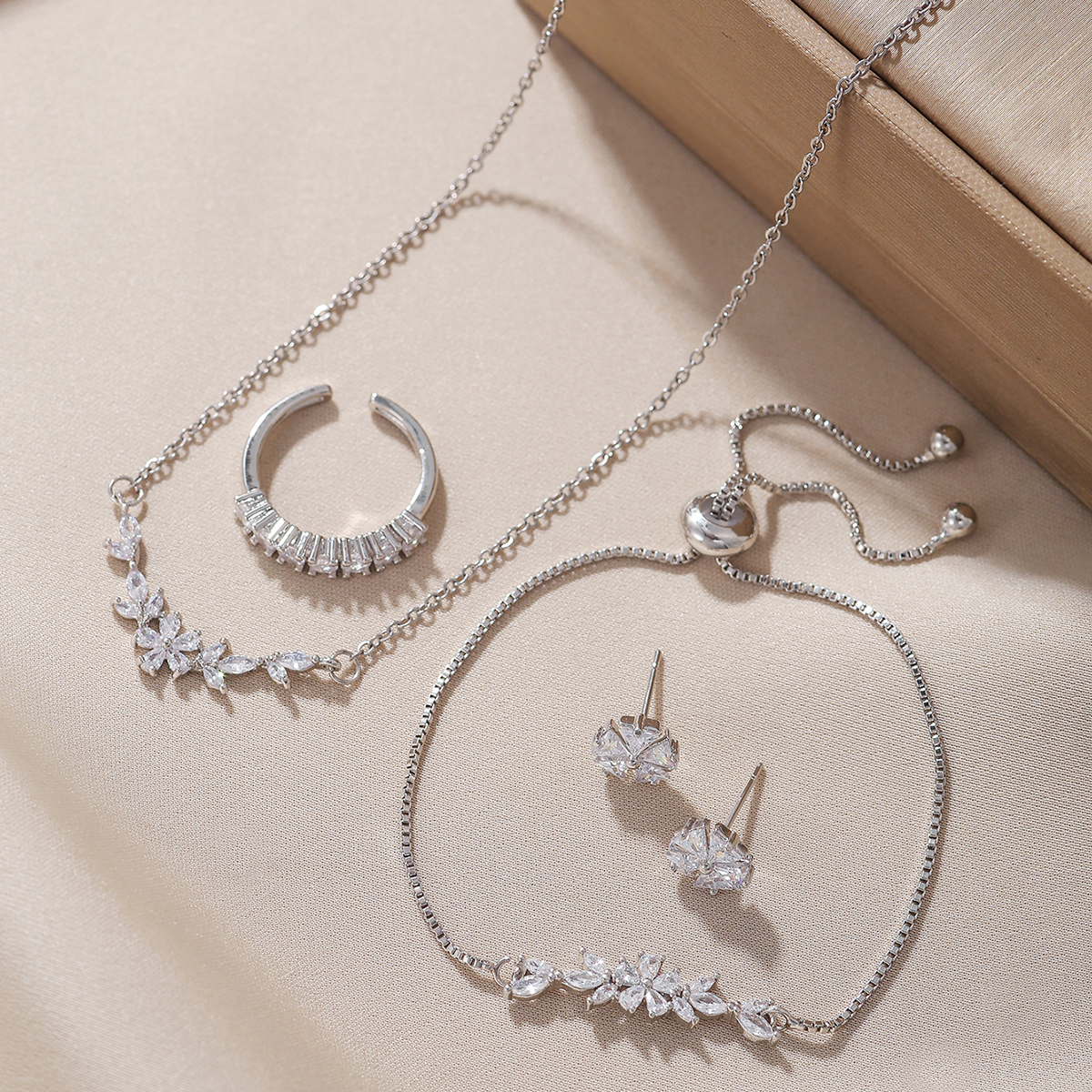 Ensemble de bijoux élégant avec collier fleur argent et zircons