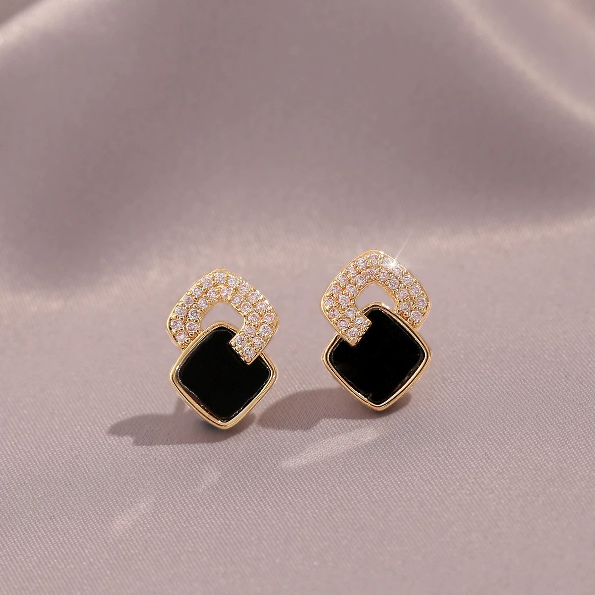 Boucles oreilles carrées petites croix noires polyvalentes