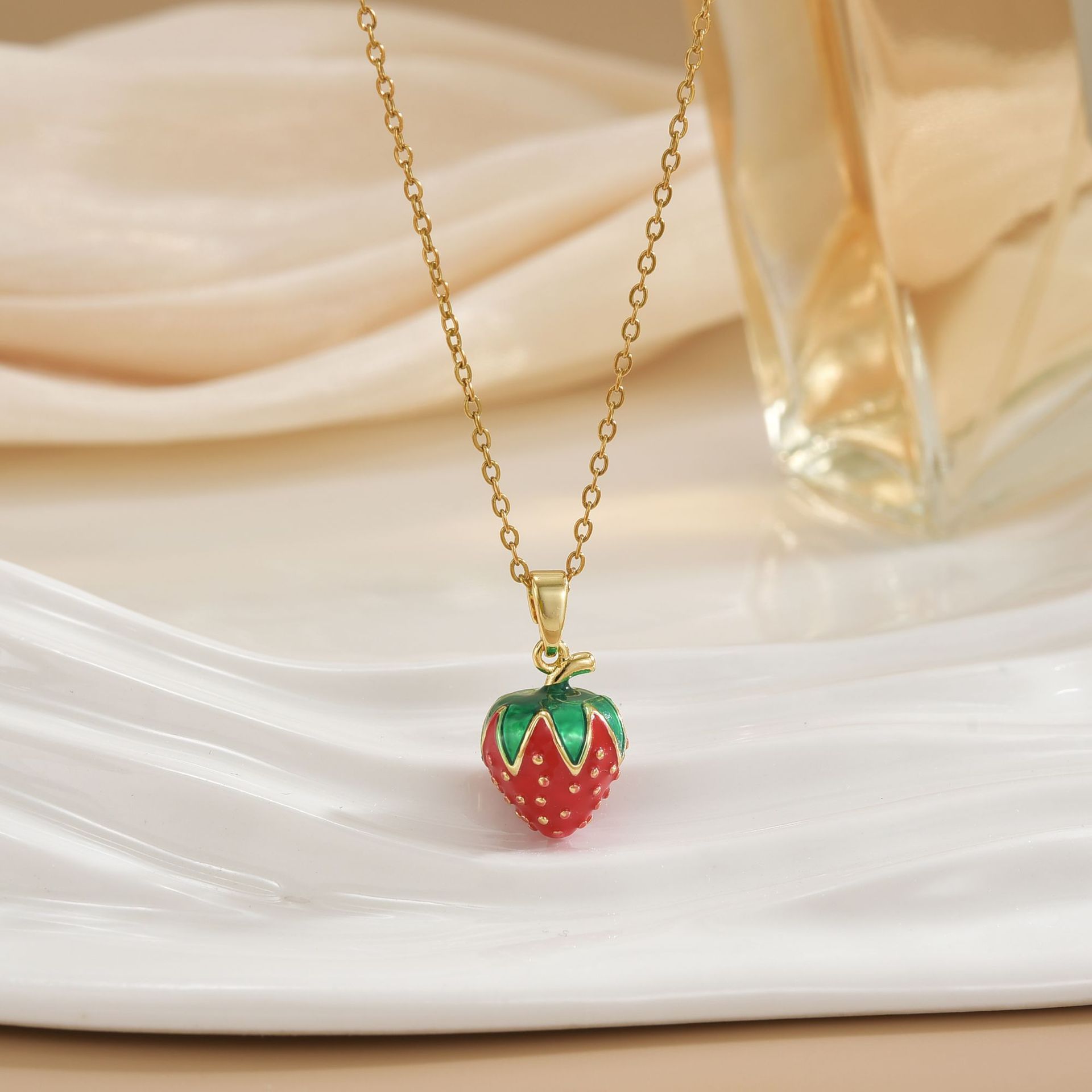 Collier mignon fraise femme tendance