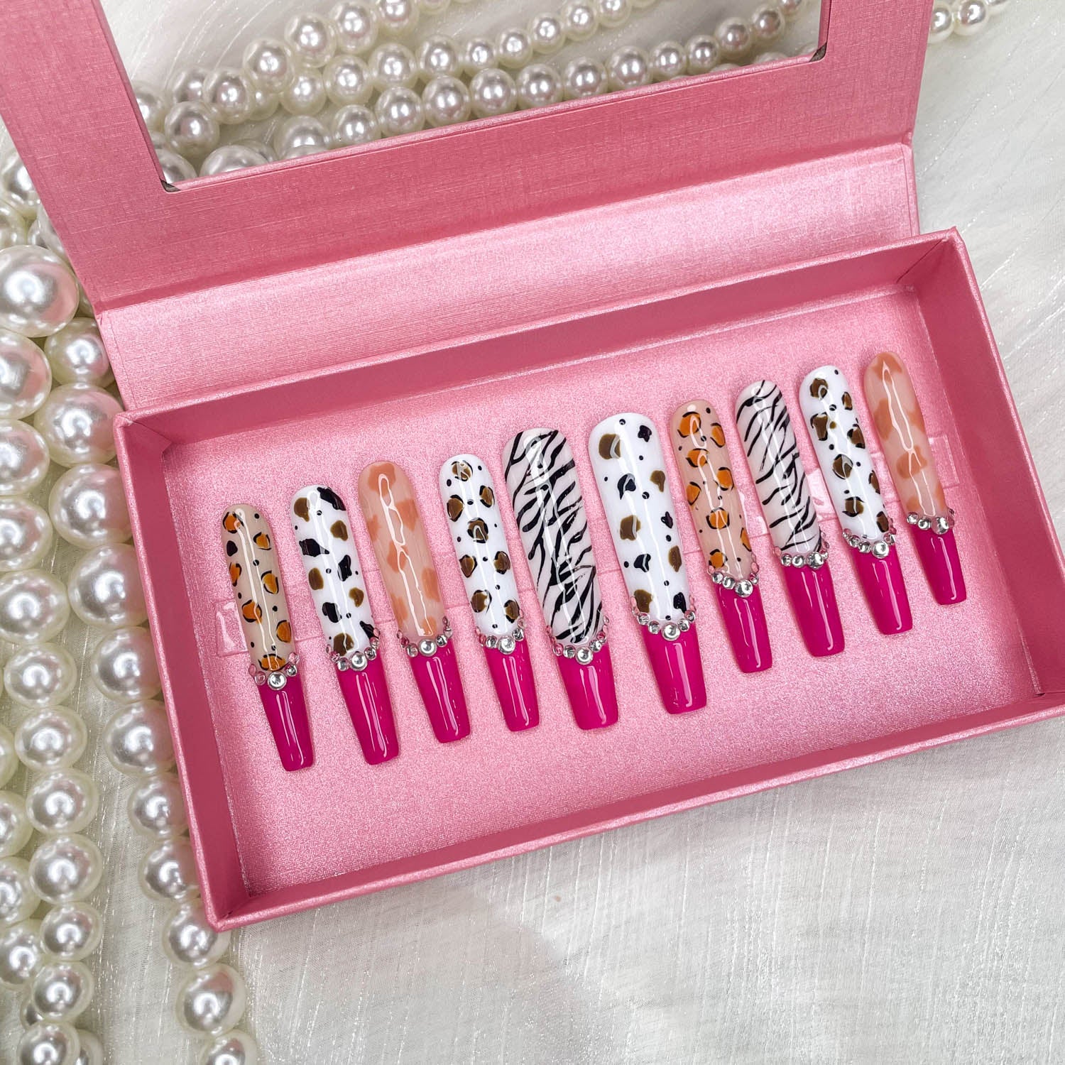 Ongles press-on paillettes or diamant extra longs stiletto