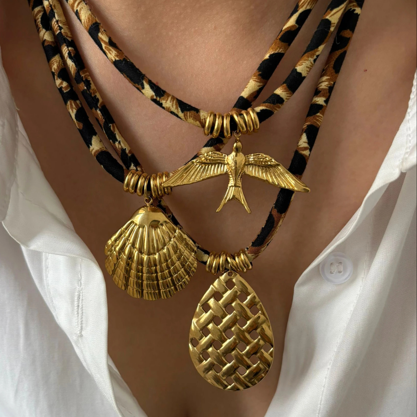 Collier pendentif léopard cordon géométrique