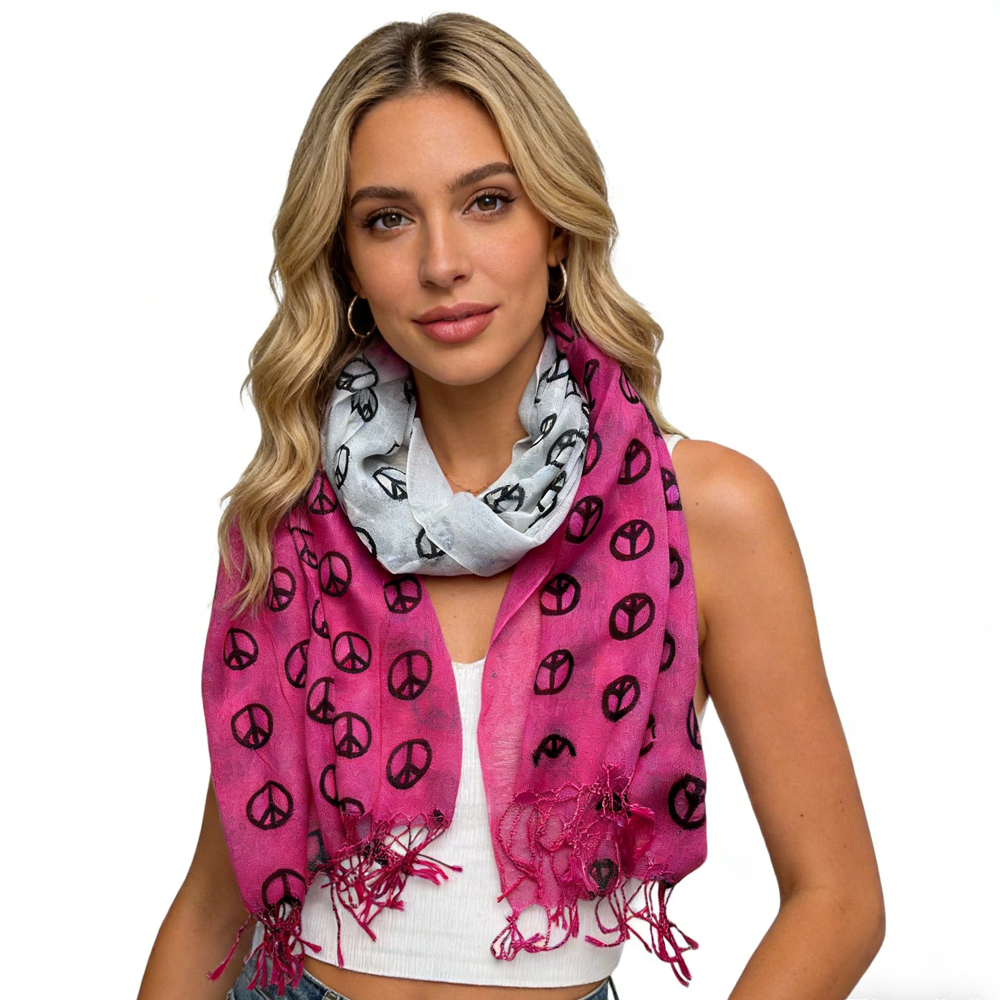 Foulard semi-transparent rose vif drapé délicat
