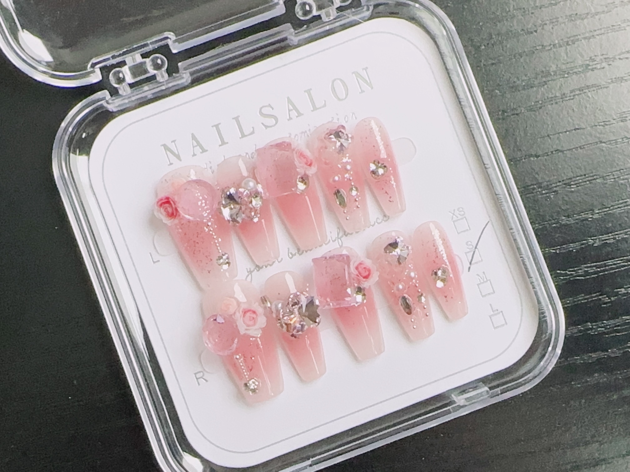 Ongles en résine T037