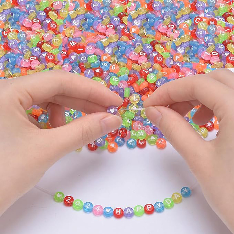 800 perles acryliques colorées lettres numéros cœurs 4x7mm