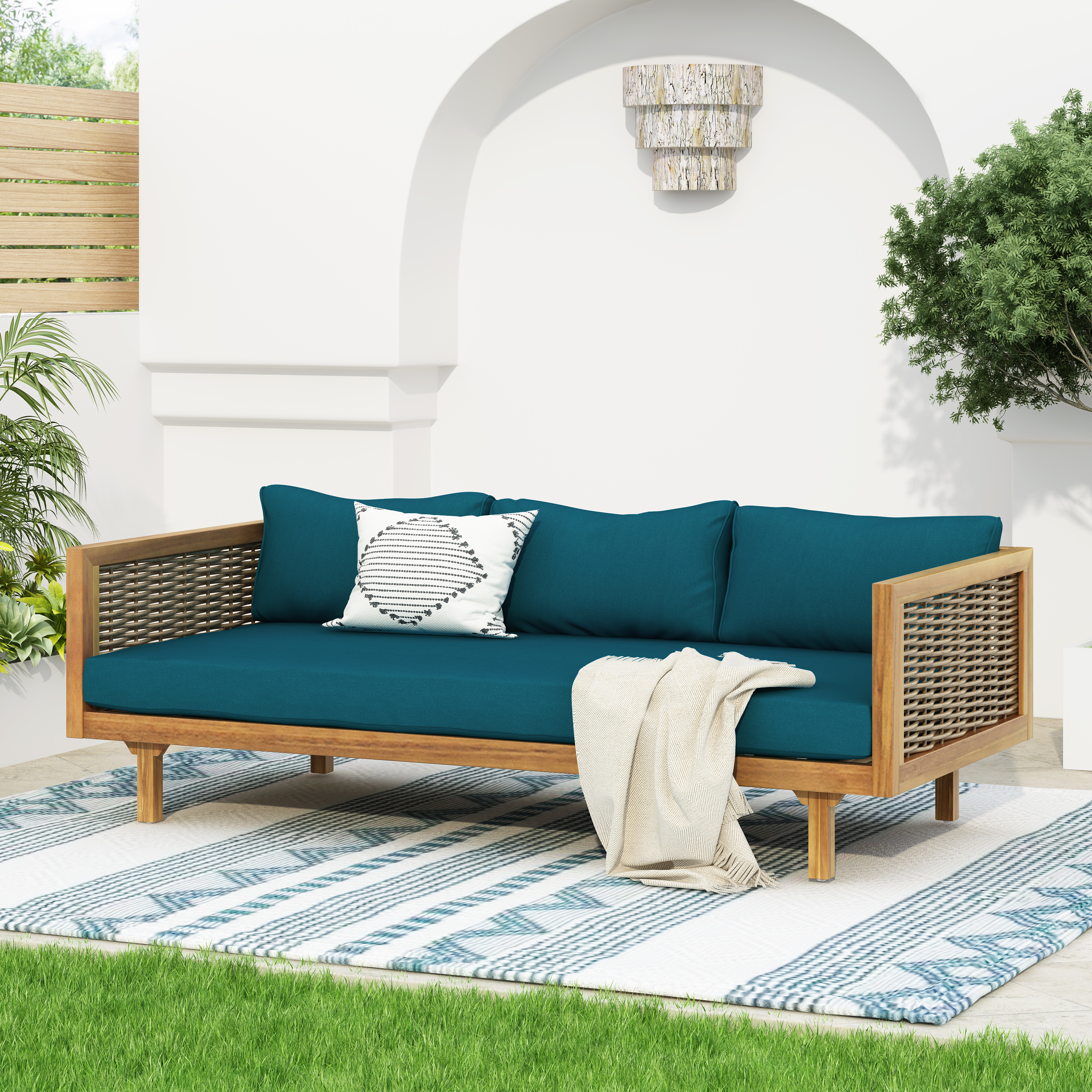 CLAREMONT lit de jour 3 places, bras rotin, coussin teak