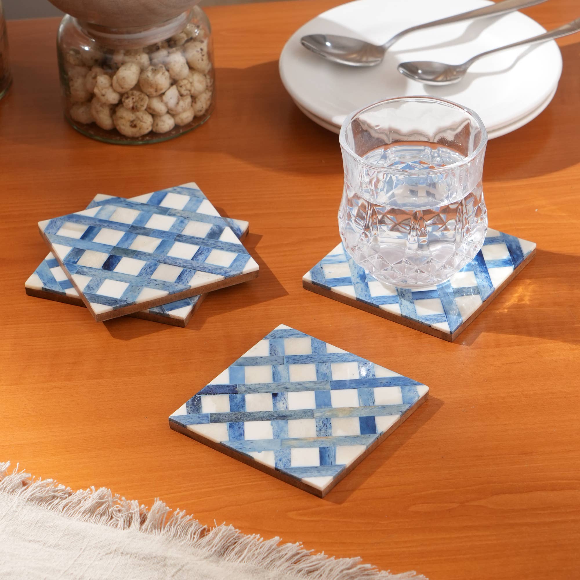 Ensemble 4 sous-verres carrés os incrusté blanc bleu