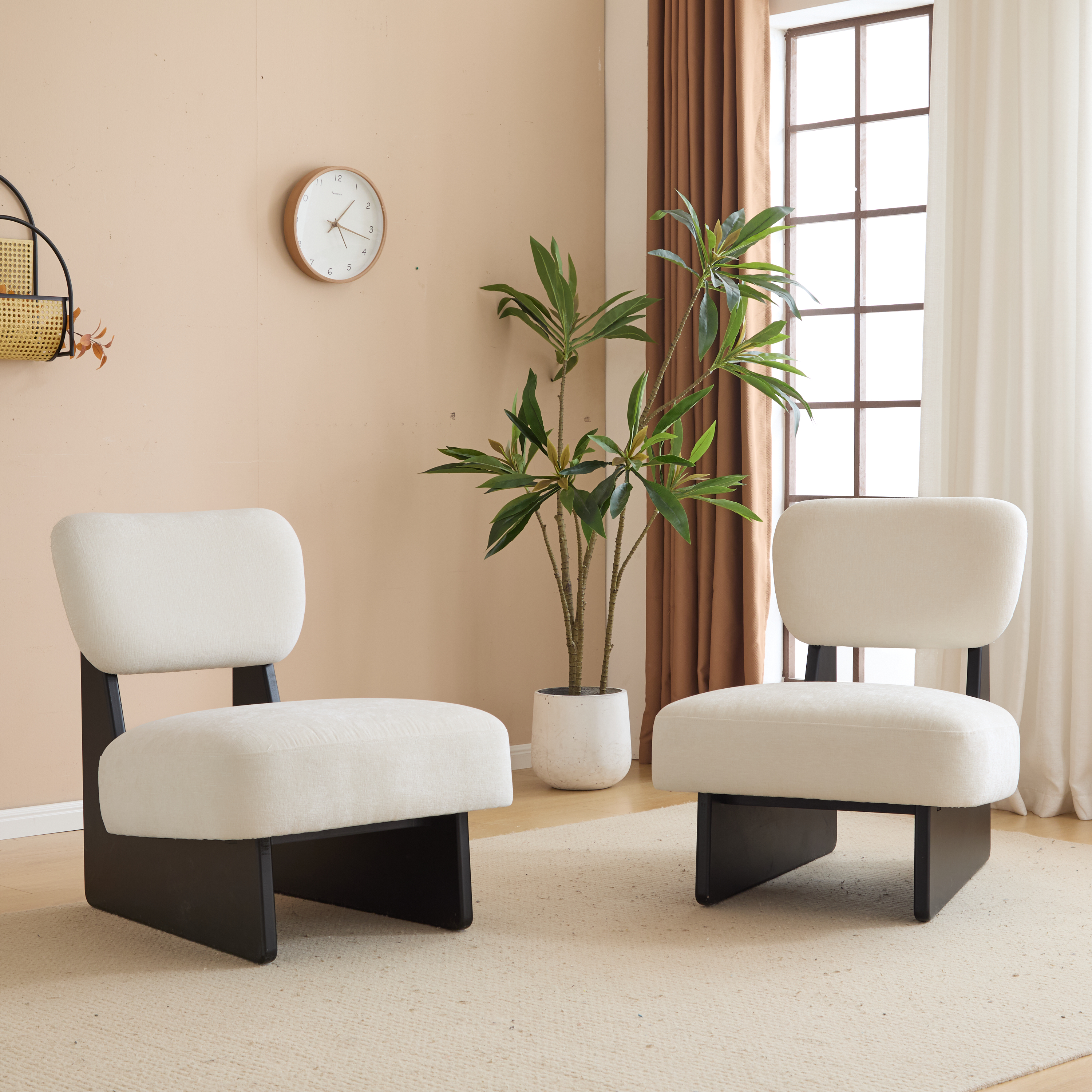 Fauteuil lounge beige, base bois, minimaliste
