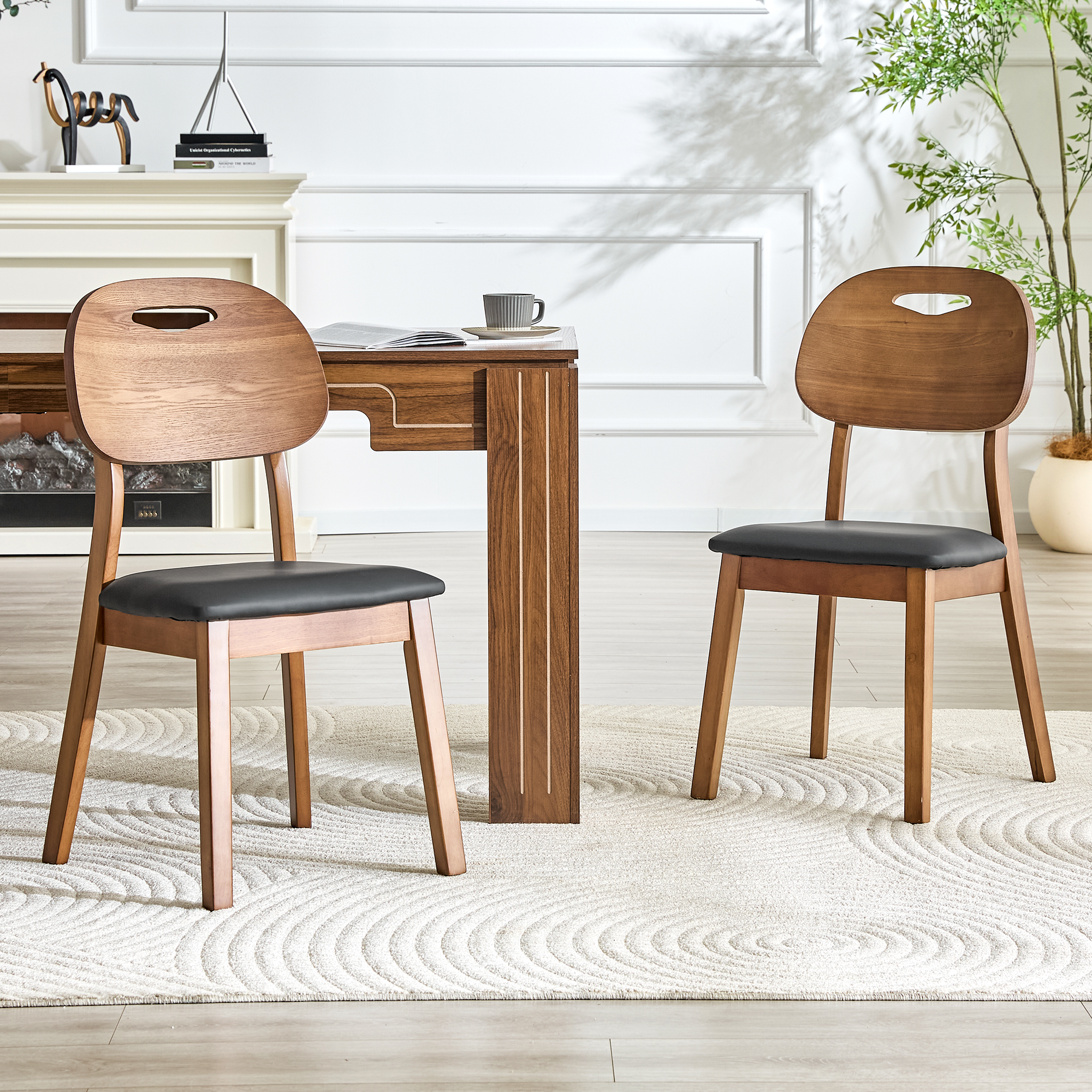 2 Chaises de salle à manger en noyer, coussins PU noirs, dossiers évidés