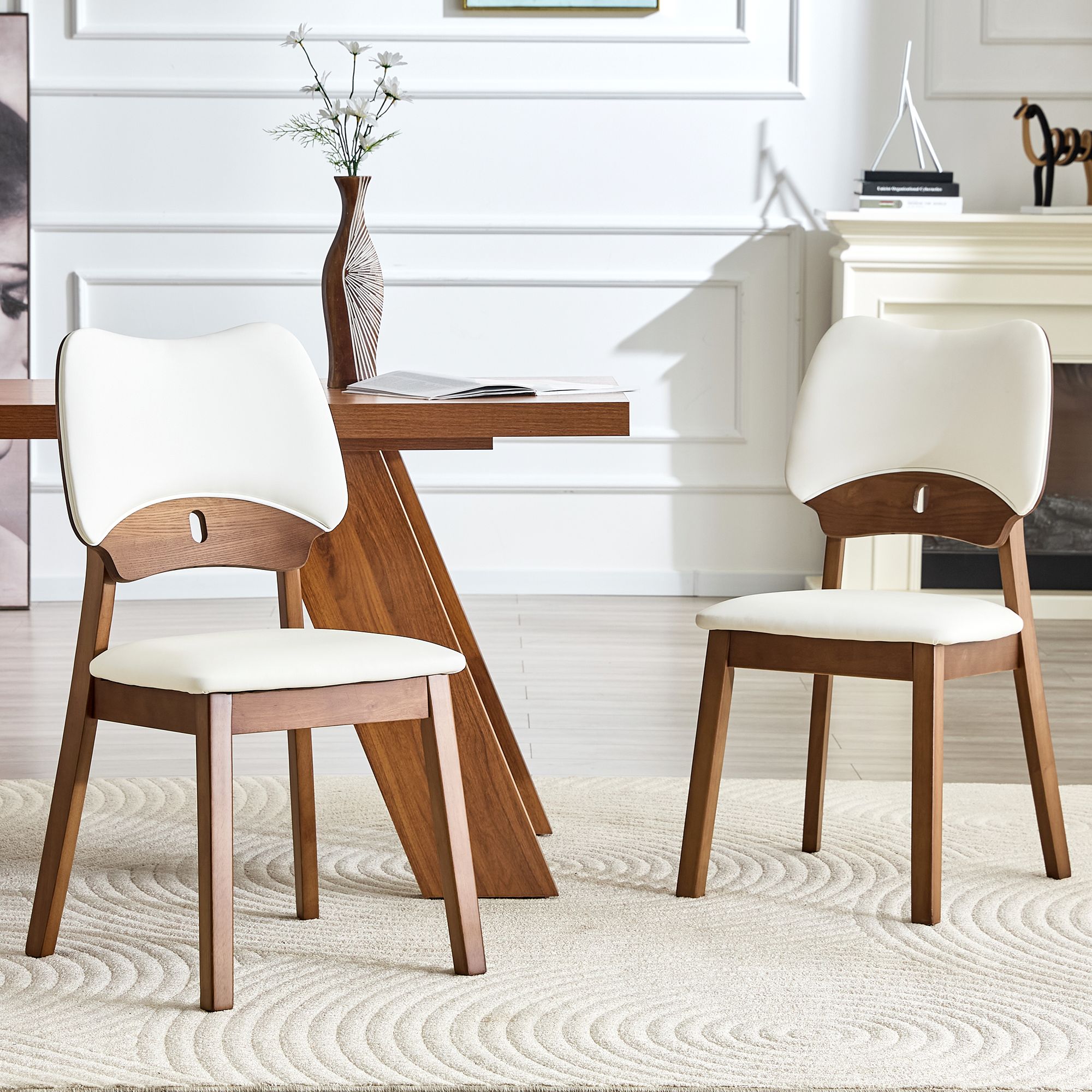 2 Chaises salle à manger noyer, coussin blanc