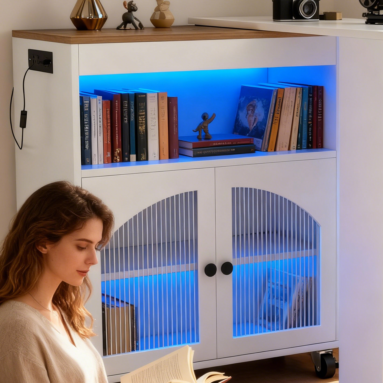 Îlot cuisine roues table LED prises portes verre blanc