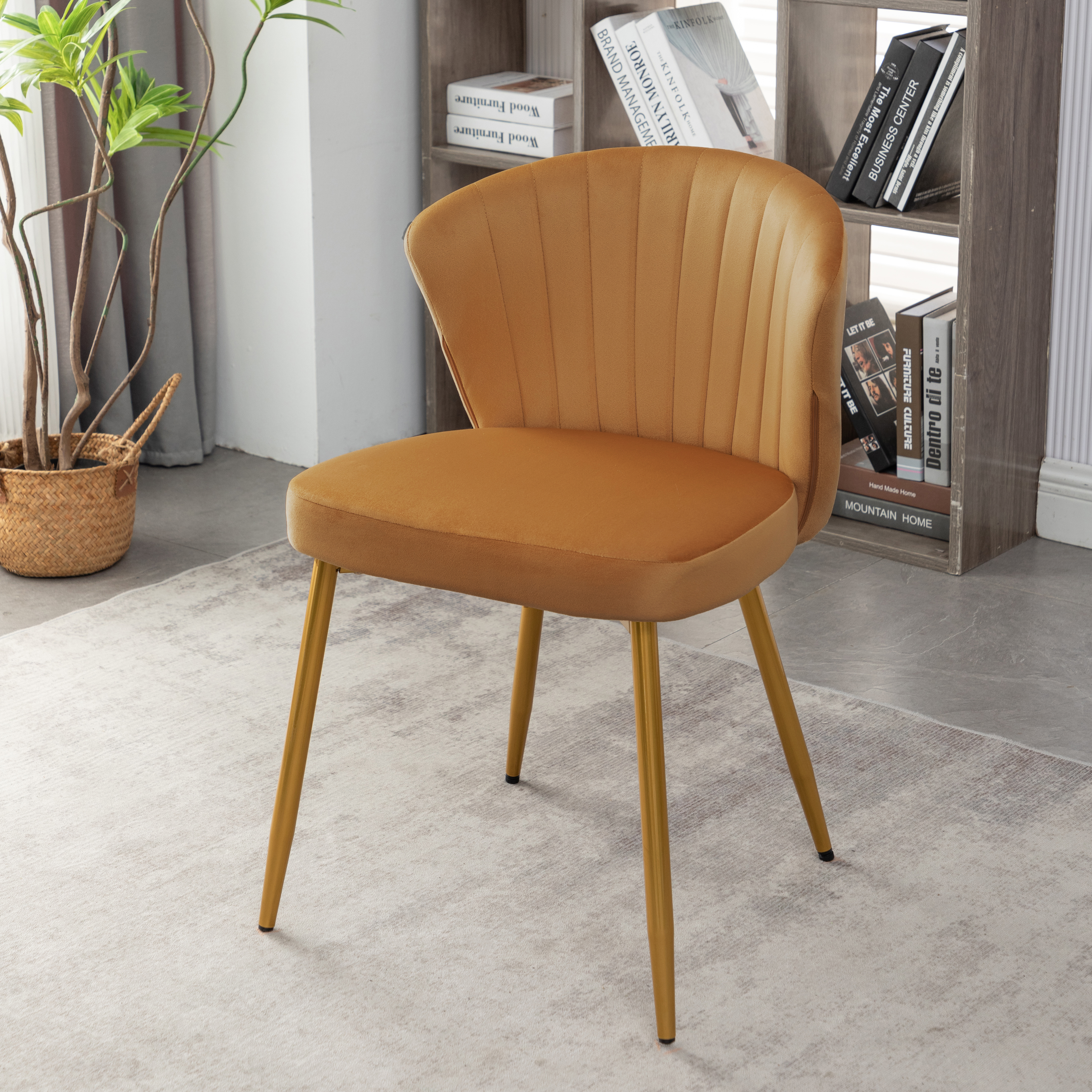 Fauteuil accent velours, capitonné, pattes or, petits espaces