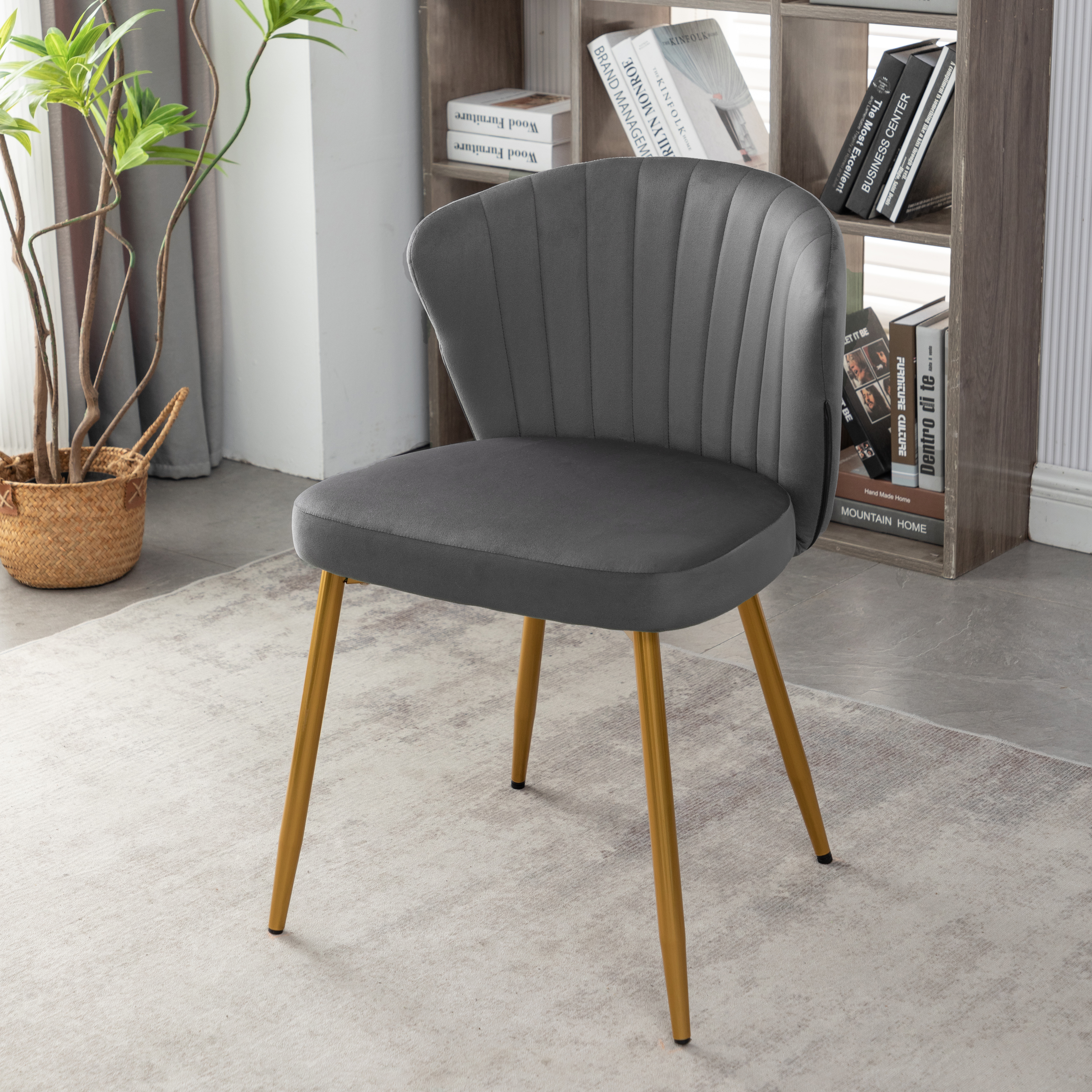 Chaise accent velours, pieds métal or, moderne