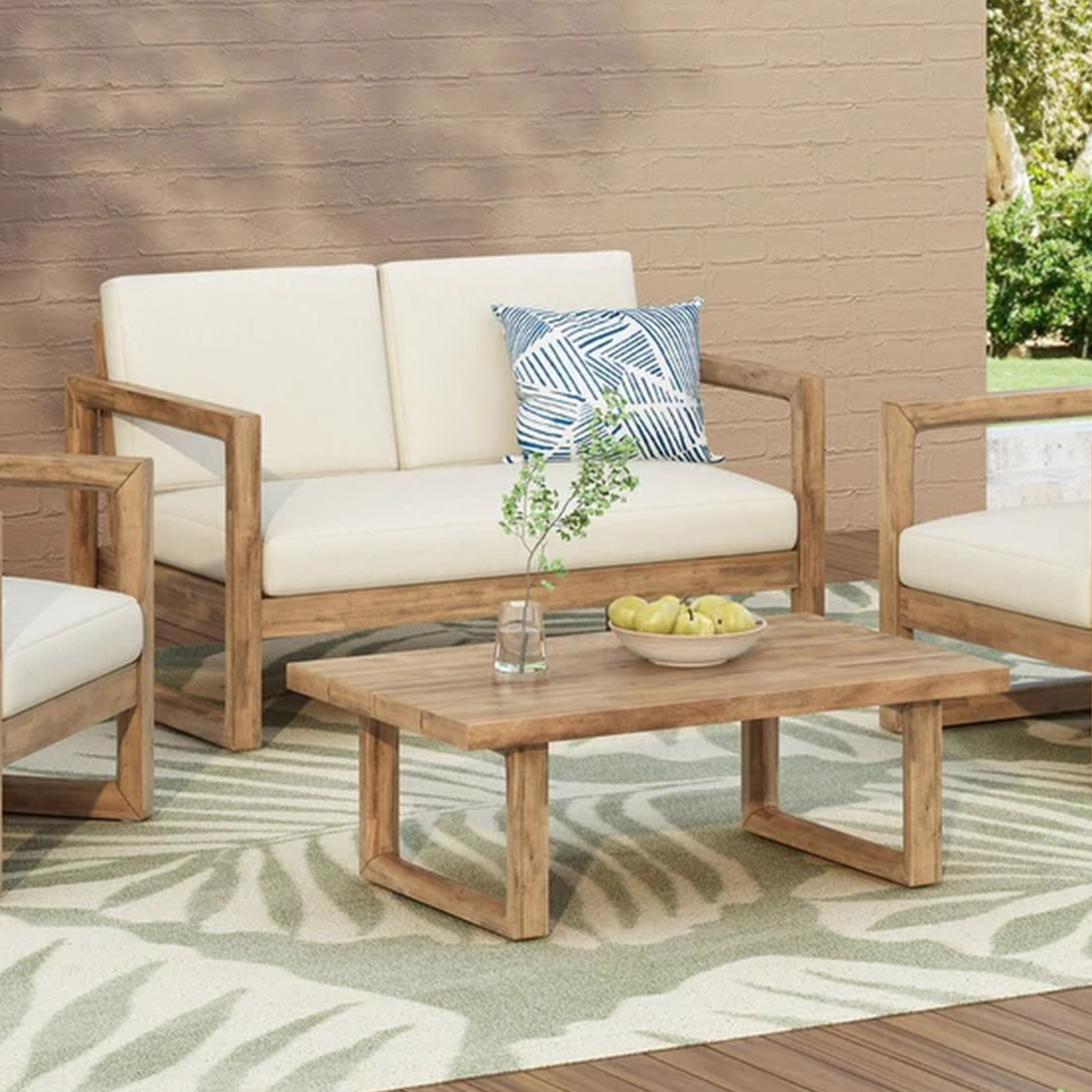 Ensemble loveseat acacia bois, table café, coussins