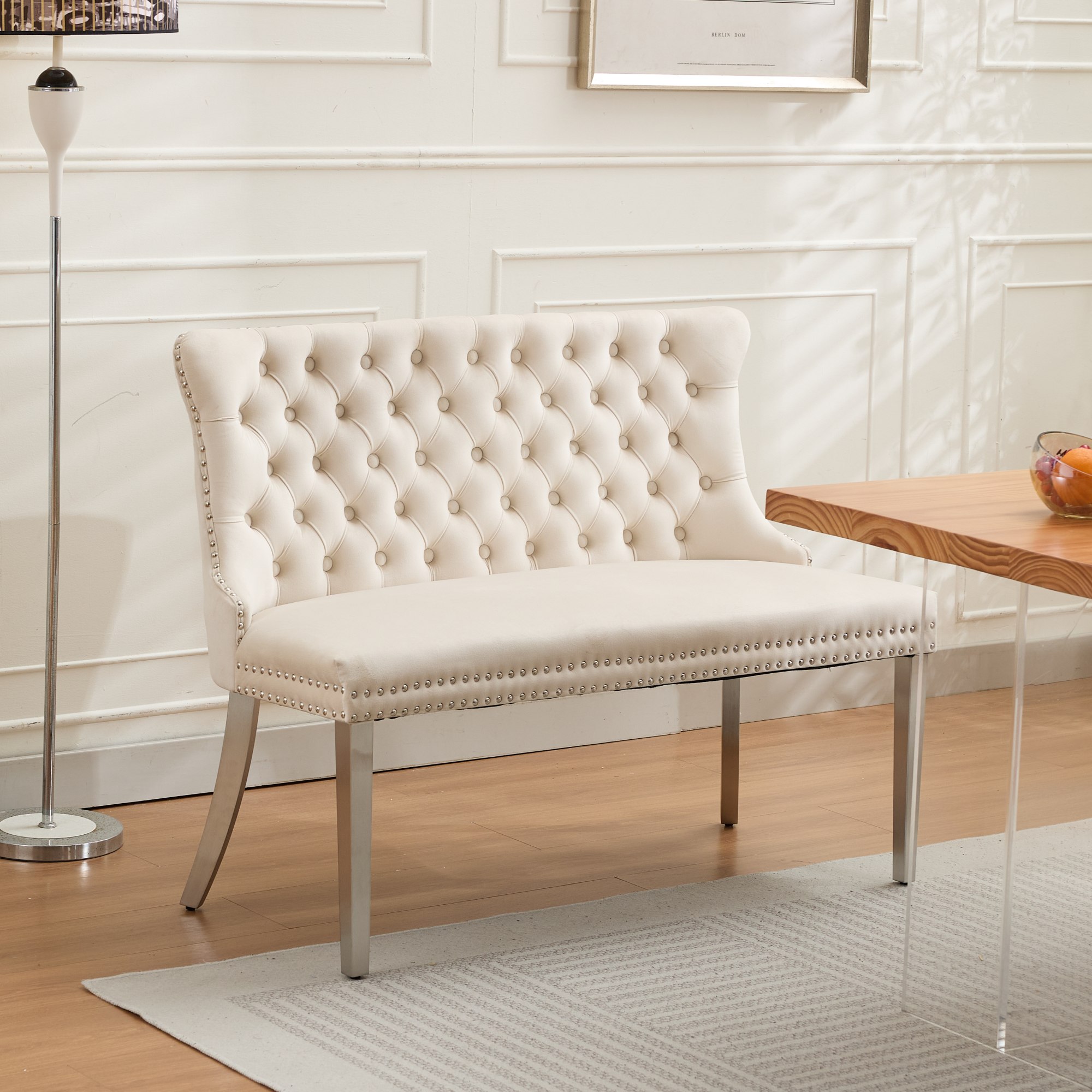 Banquette velours 2 places capitonnée beige, pieds acier inoxydable brossé