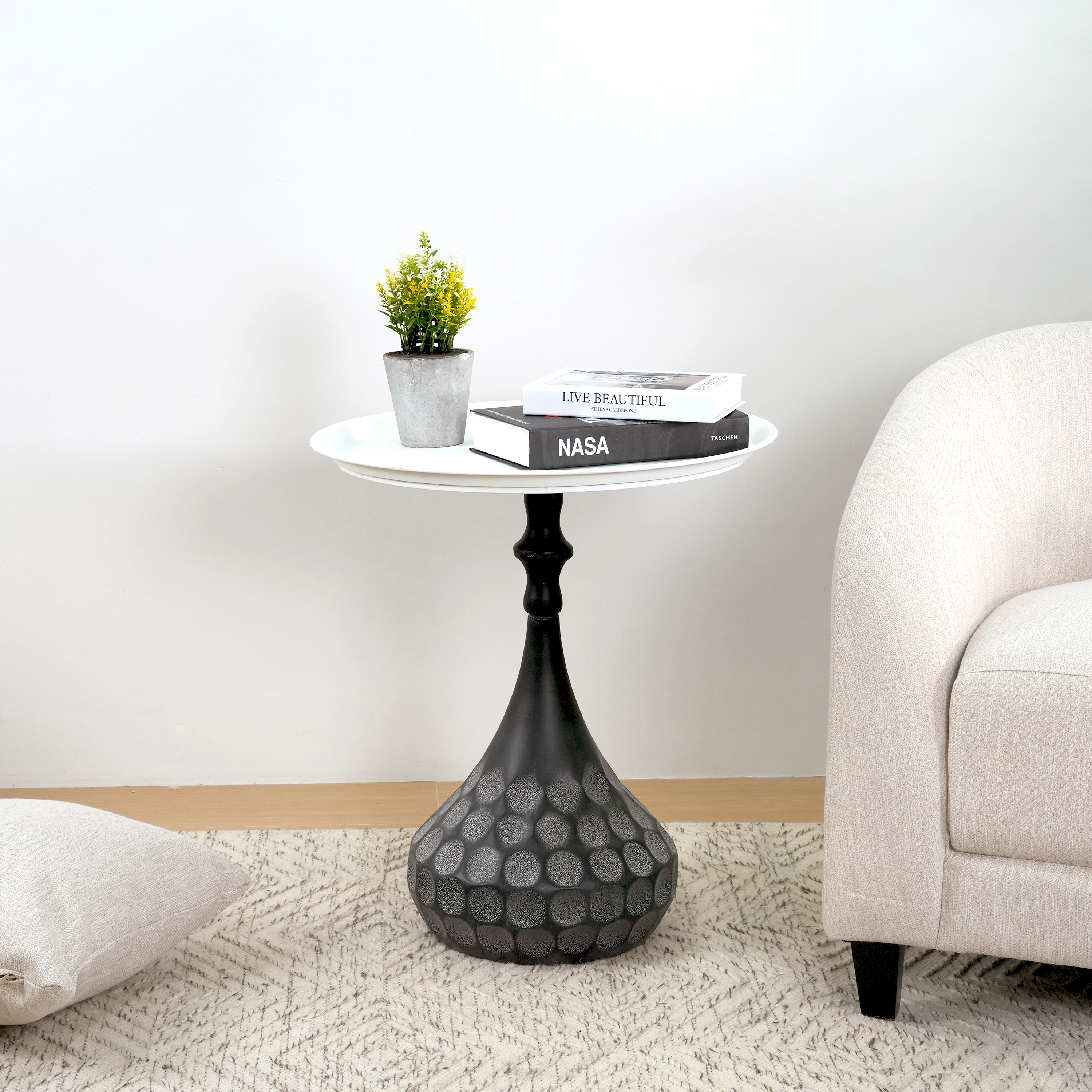Table basse métal piédestal texture martelée blanc noir