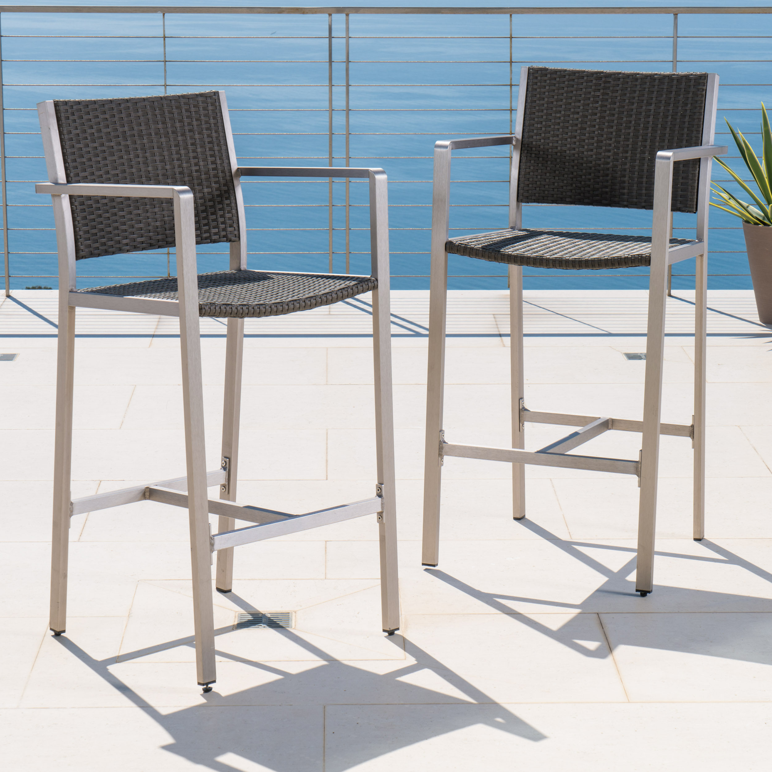 Tabourets de bar 29.50 po en aluminium anti-rouille avec siège et dossier en rotin PE, ensemble de 2, argent et gris