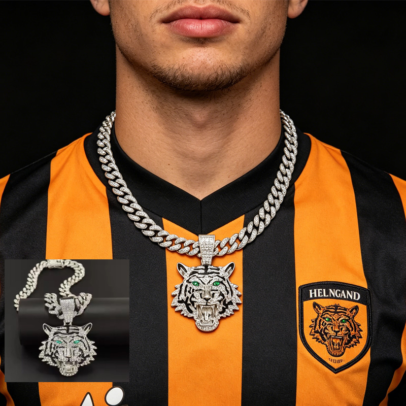 Collier pendentif football 13mm tête tigre yeux verts