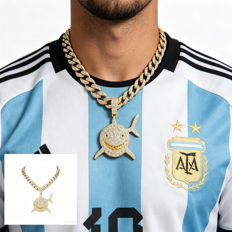 Collier pendentif football 13mm requin plaqué or strass