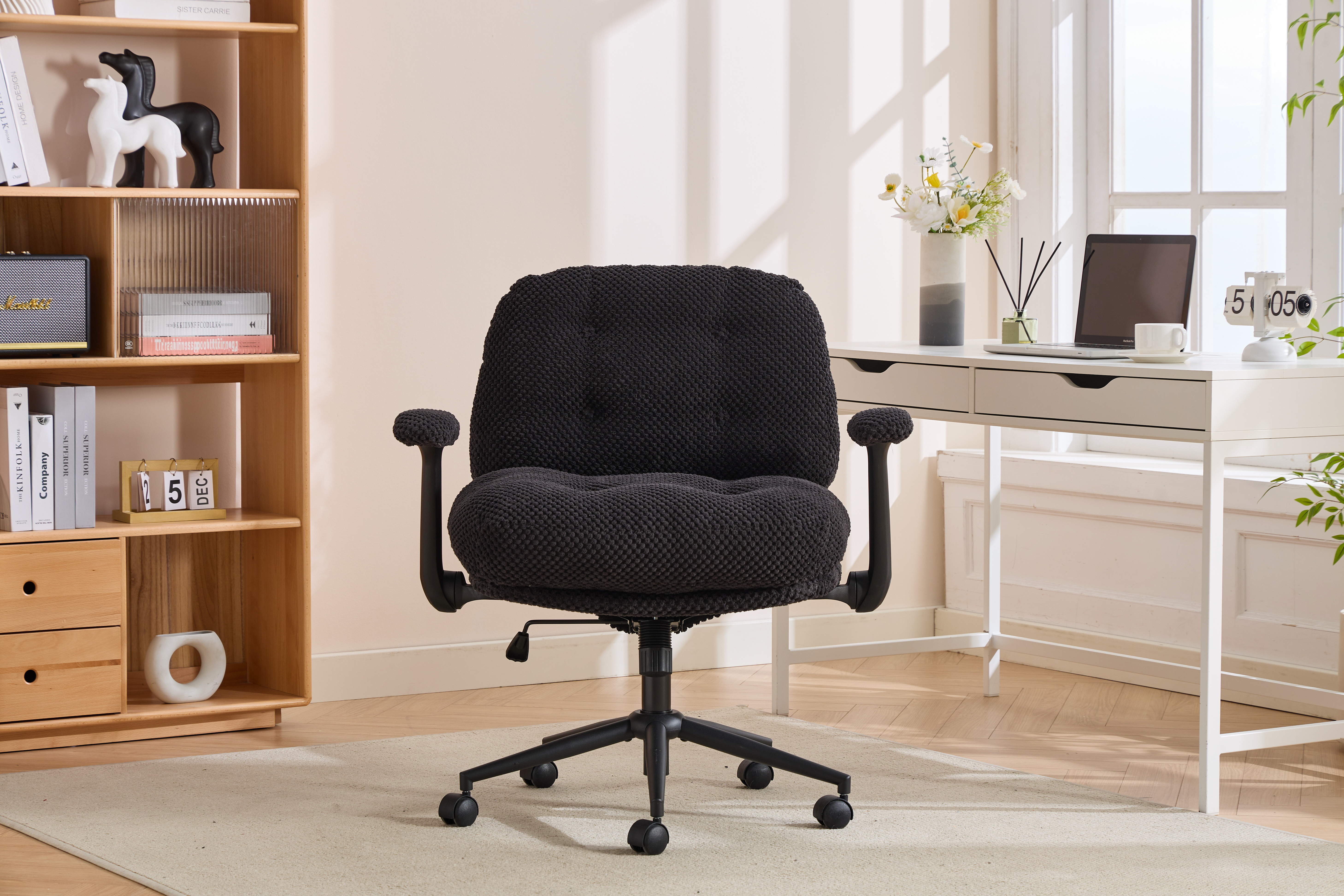 Chaise bureau jambes croisées, accoudoirs relevables, noir