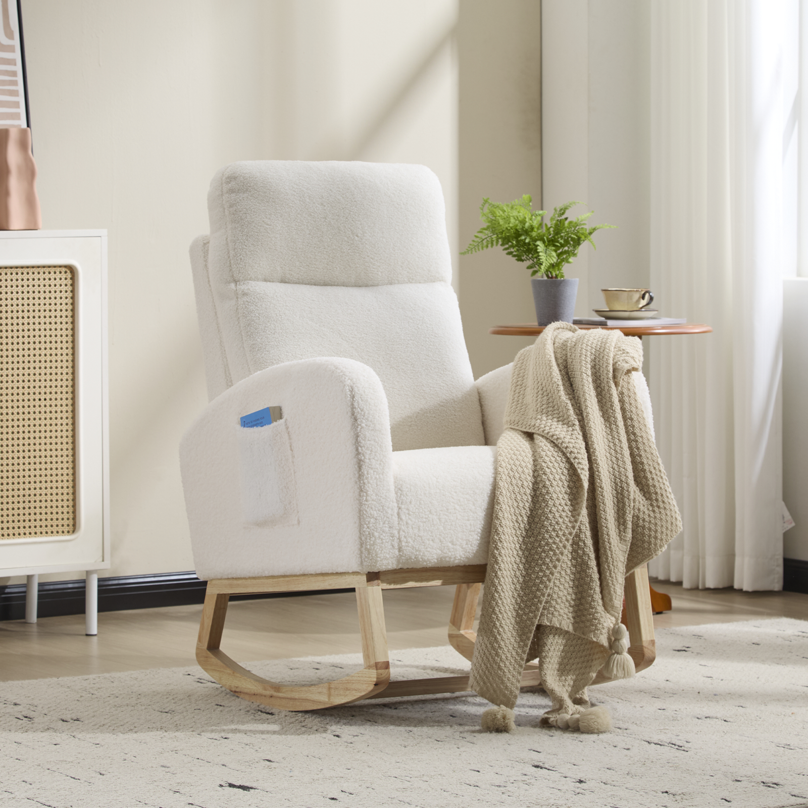 Fauteuil bascule accent bois massif tissu teddy dossier haut blanc
