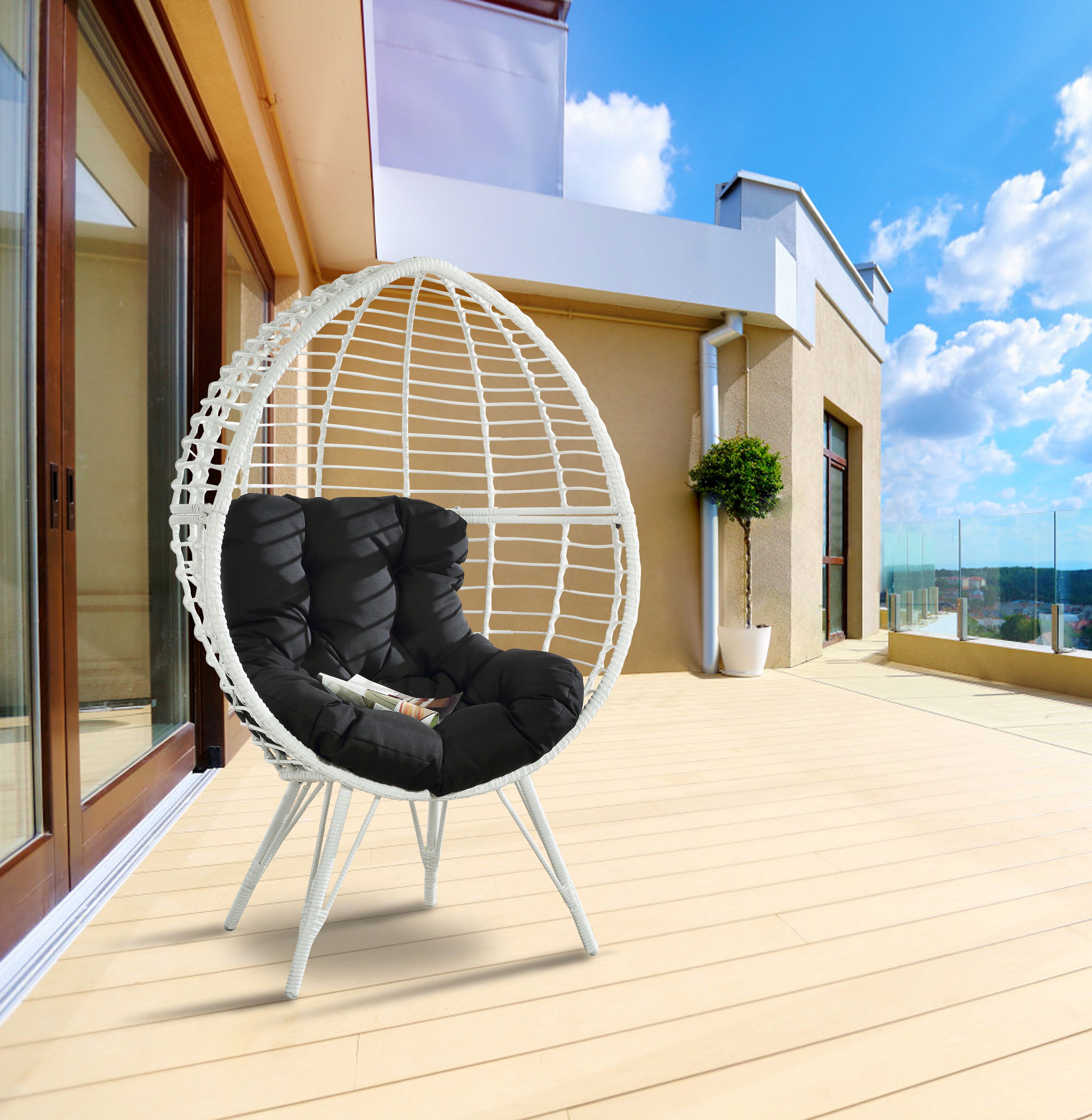Chaise lounge patio, tissu noir et rotin blanc