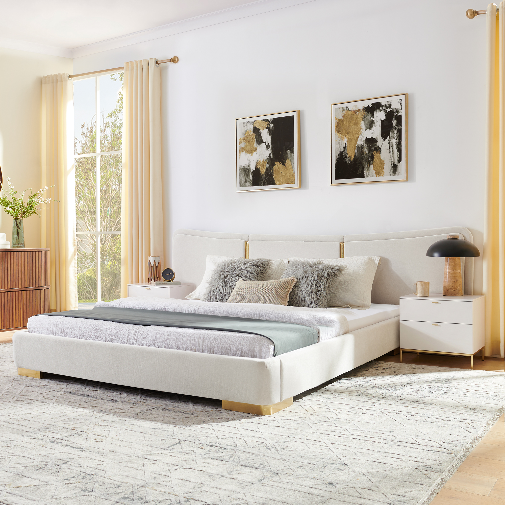 Lit plateforme grand queen beige chenille, jambes métal