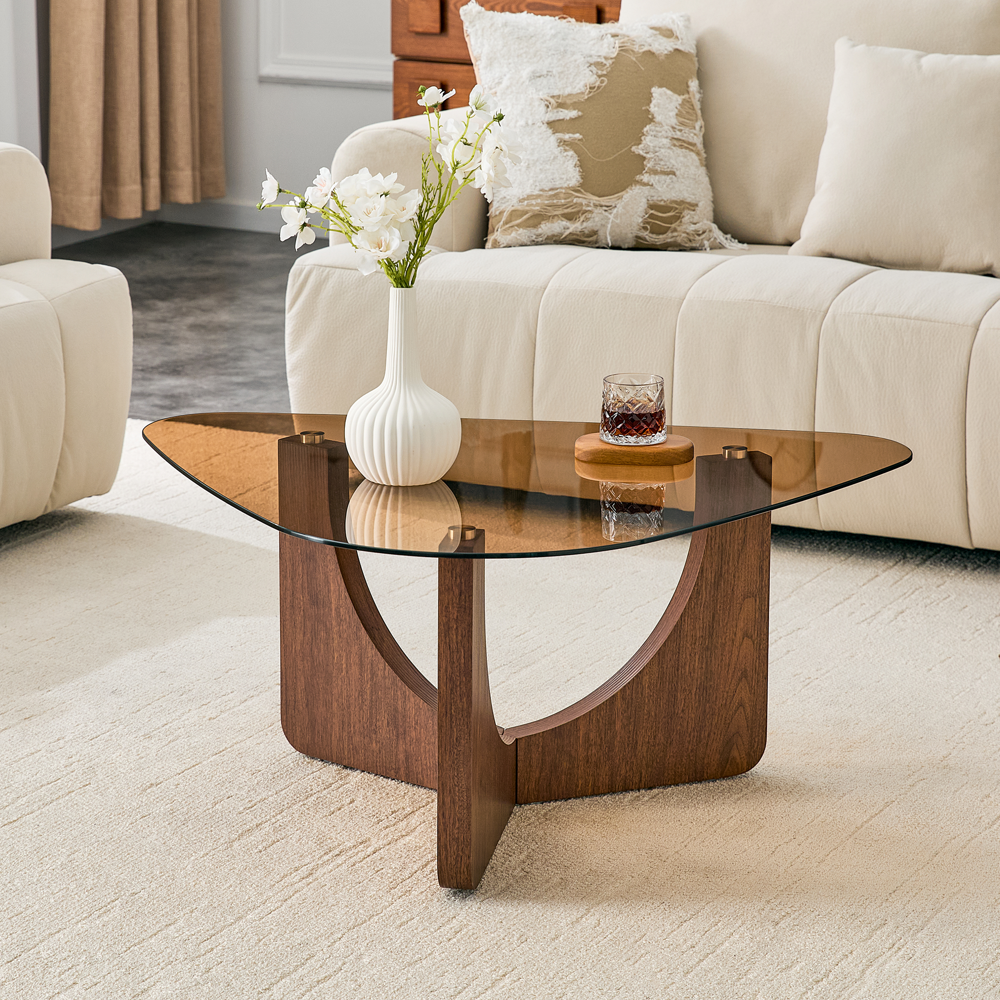 Table basse triangulaire verre teinté MDF noyer