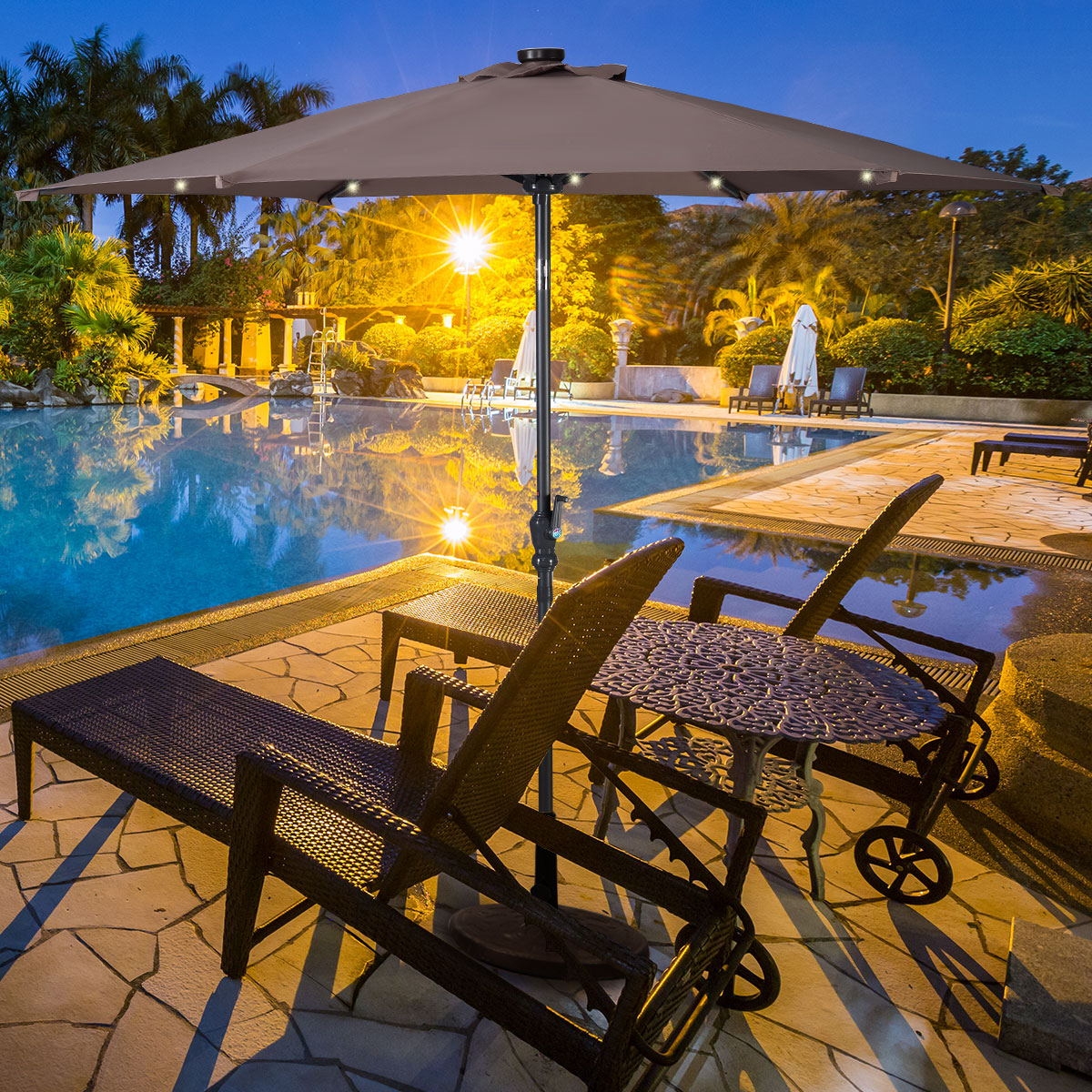 Parasol patio 9 pi marché solaire LED inclinable manivelle tan