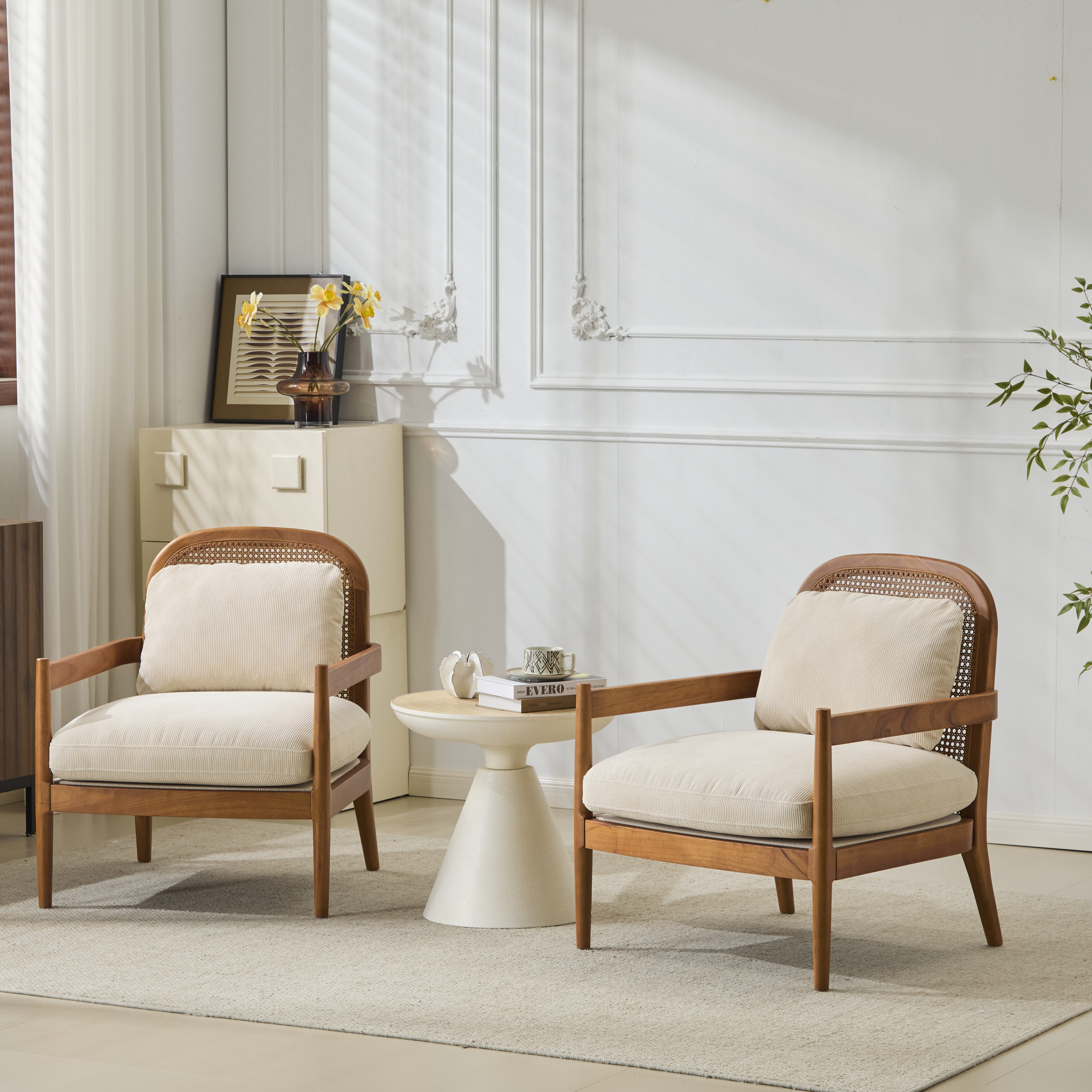 Fauteuil accentué mi-siècle 26,6 po, bois noyer, osier beige