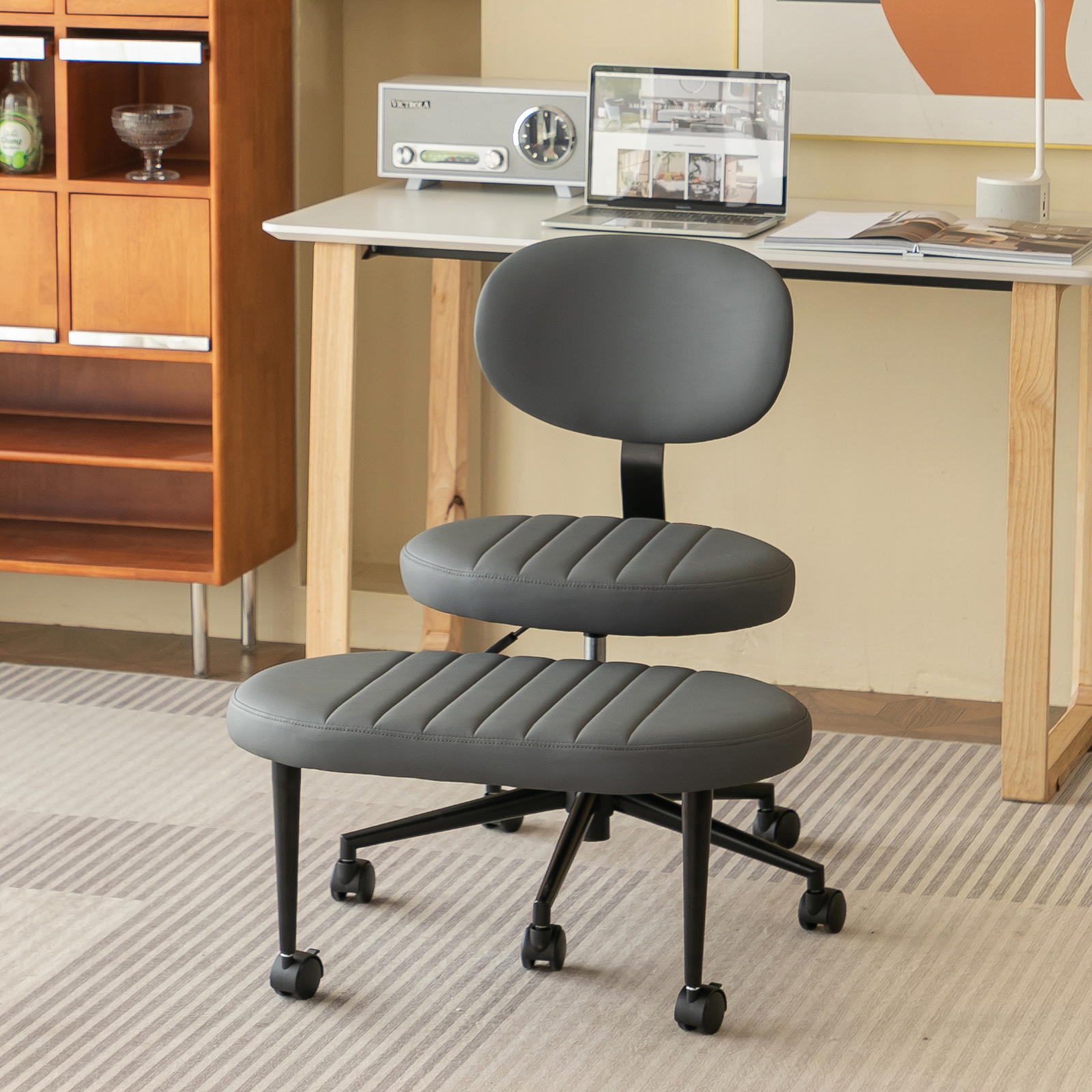 Chaise bureau ergonomique, position croisée, support lombaire