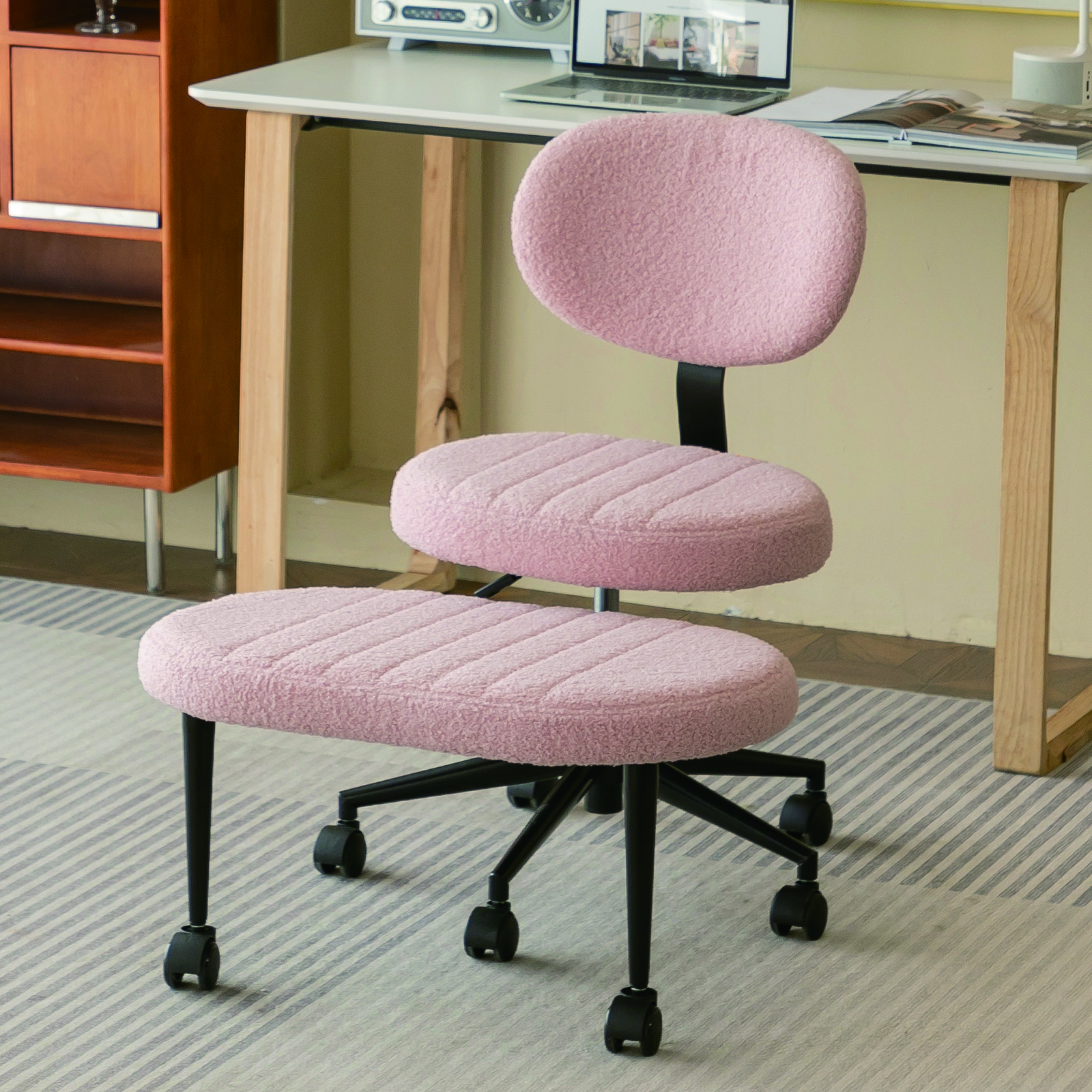 Chaise bureau ergonomique position croisée, pivotante, support dos