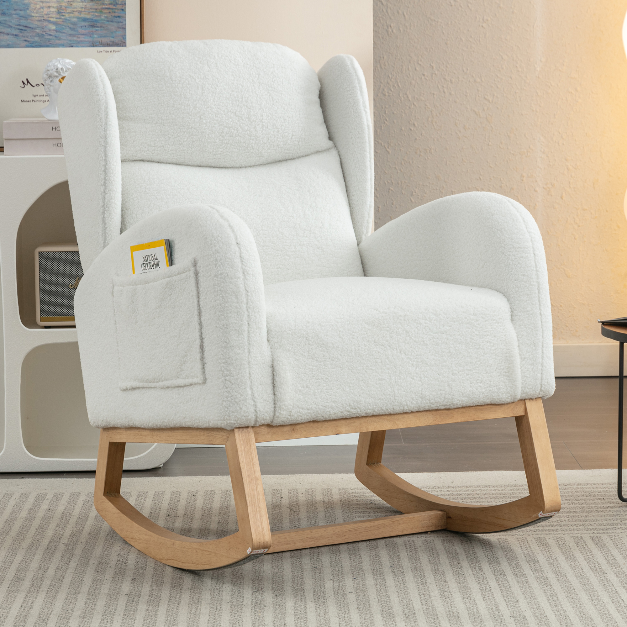049-Chaise berçante tissu teddy, pieds bois, ivoire