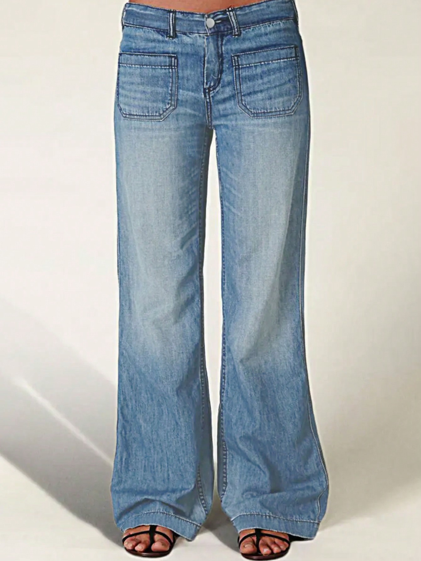 Jean bleu clair taille moyenne jambe évasée poche carrée