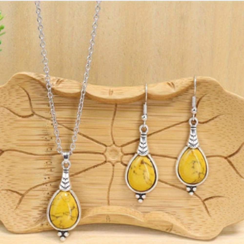 Ensemble boucles et collier style rétro ethnique