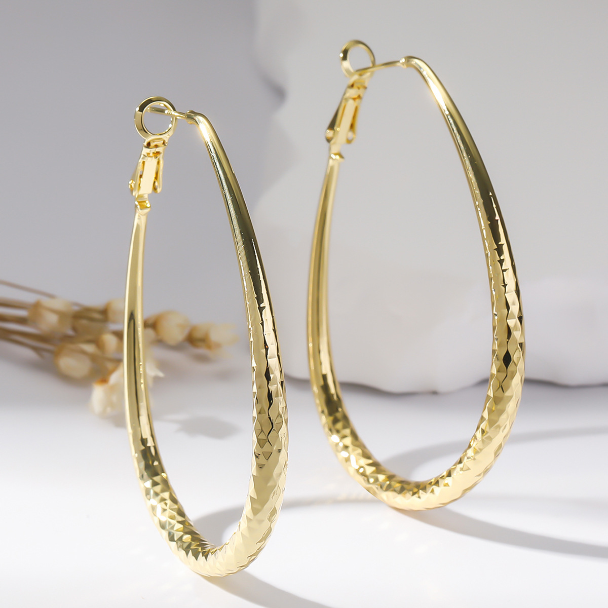 Boucles d'oreilles œuf dorées brillantes ressort printemps cuivre