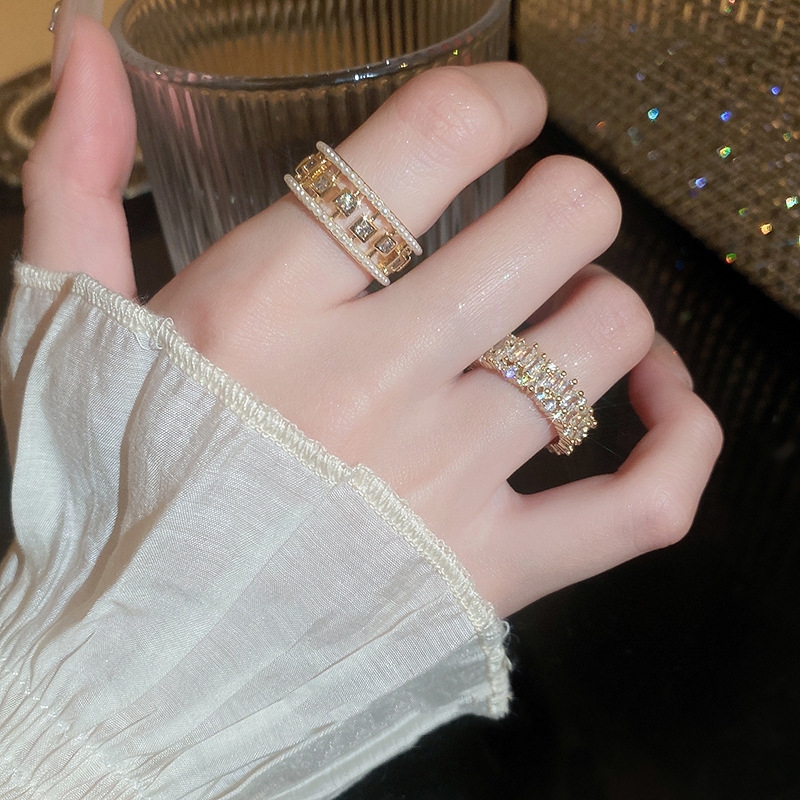 Bague ajourée carrée perles et zircons, style européen