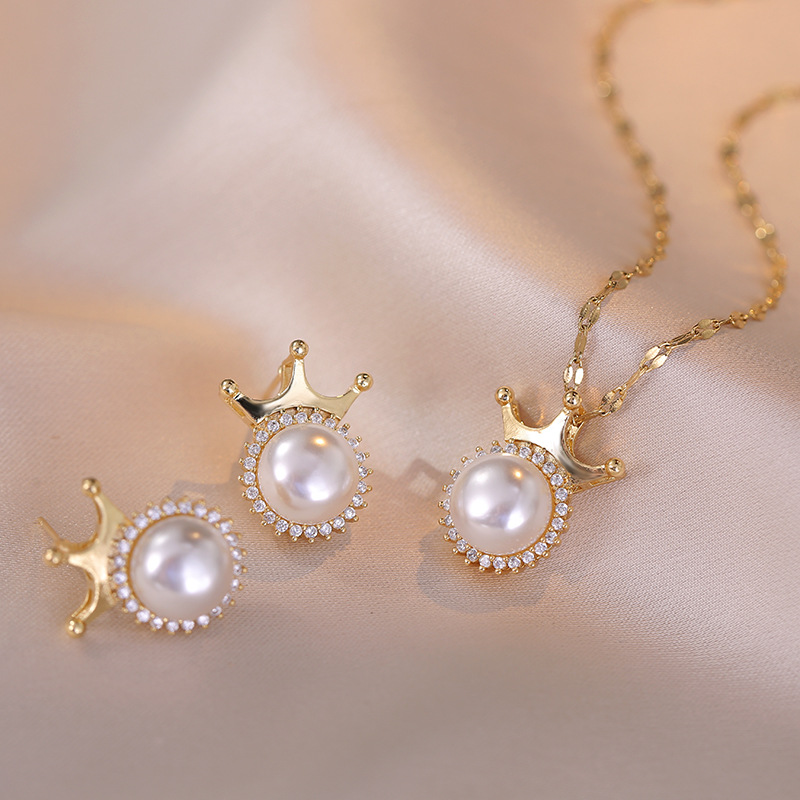 Pendentif perle couronne géométrique design luxe niche