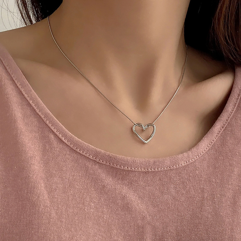 Collier pendentif cœur ajouré chaîne clavicule