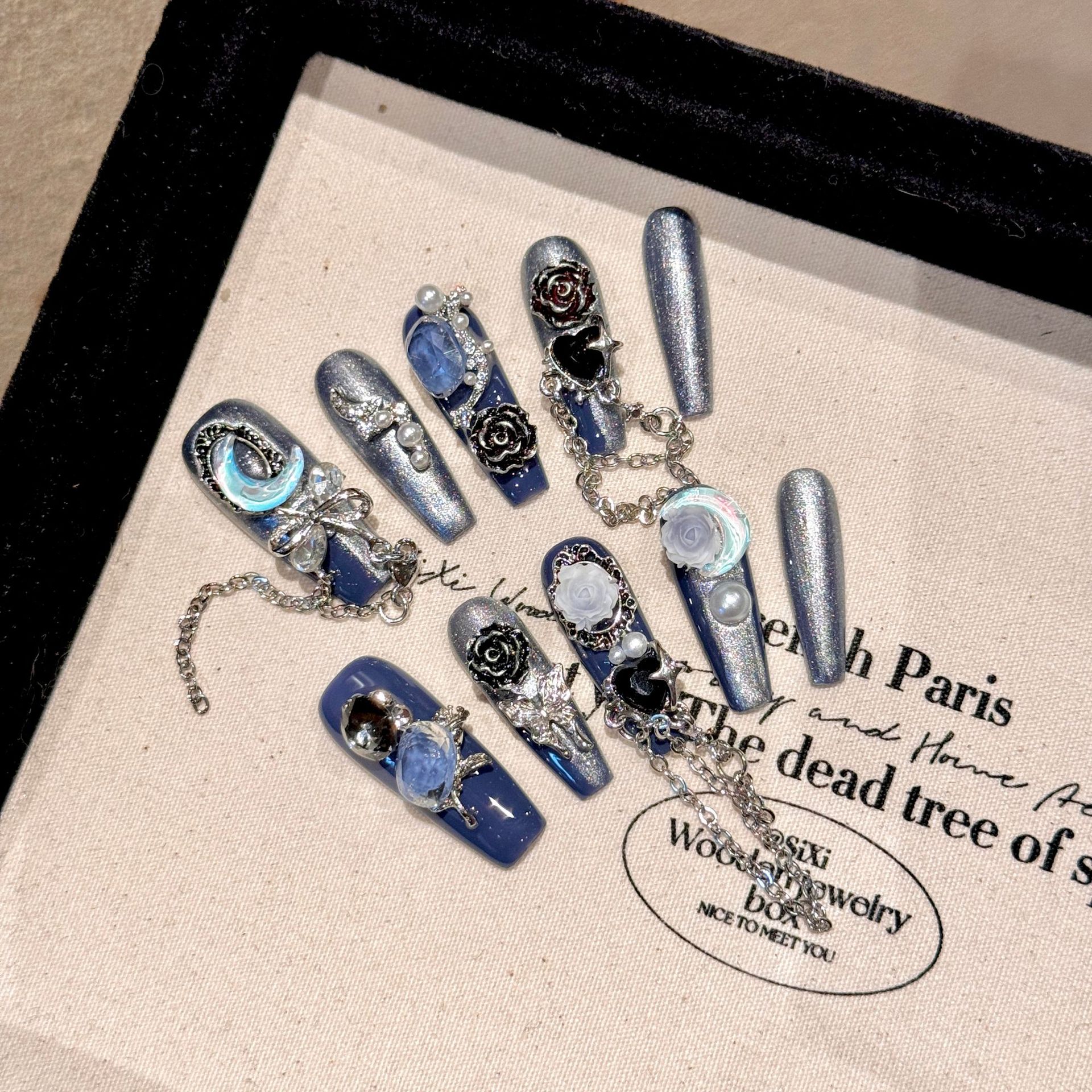 Manucure bleu fille tendance heavy industry