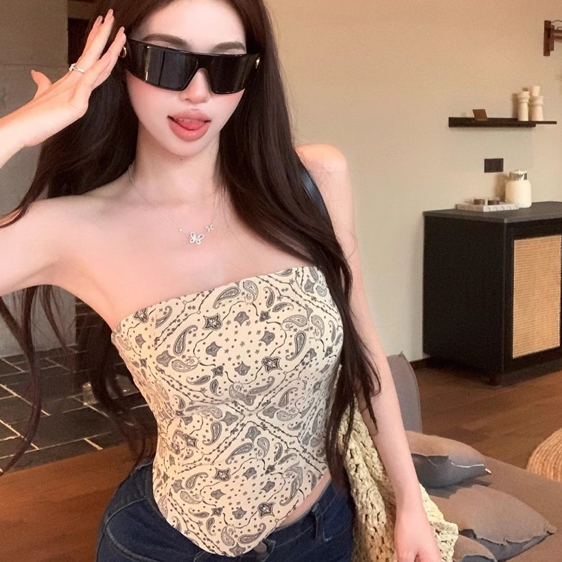 Top slim chic femme hot girl