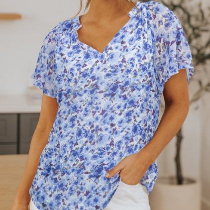Chemisier été col V volant flutter imprimé floral bleu