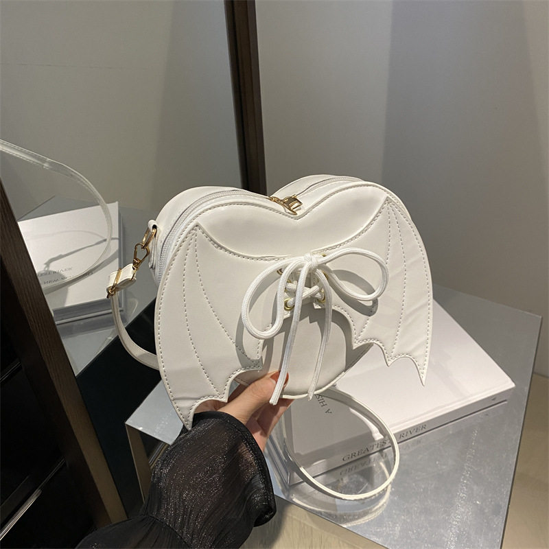 Sac bandoulière ailes chauve-souris cœur design