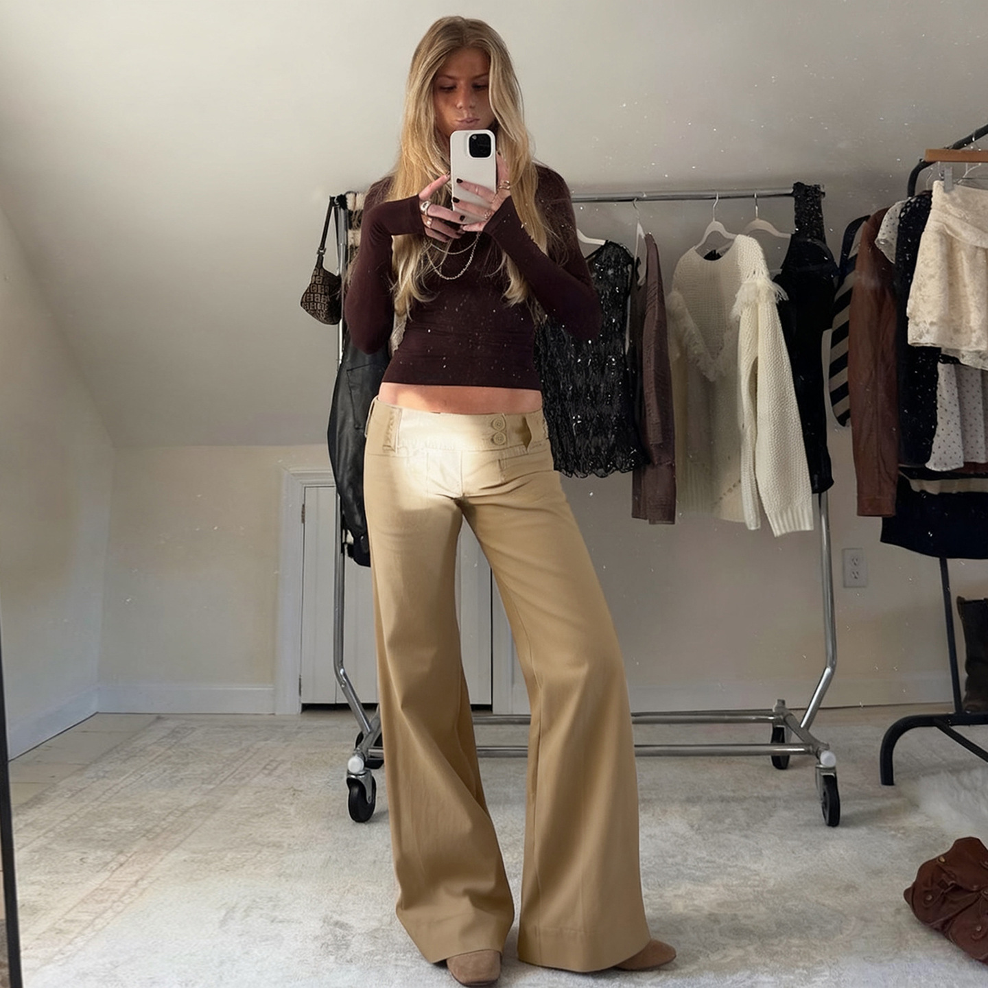 Pantalon évasé taille basse style fille piquante