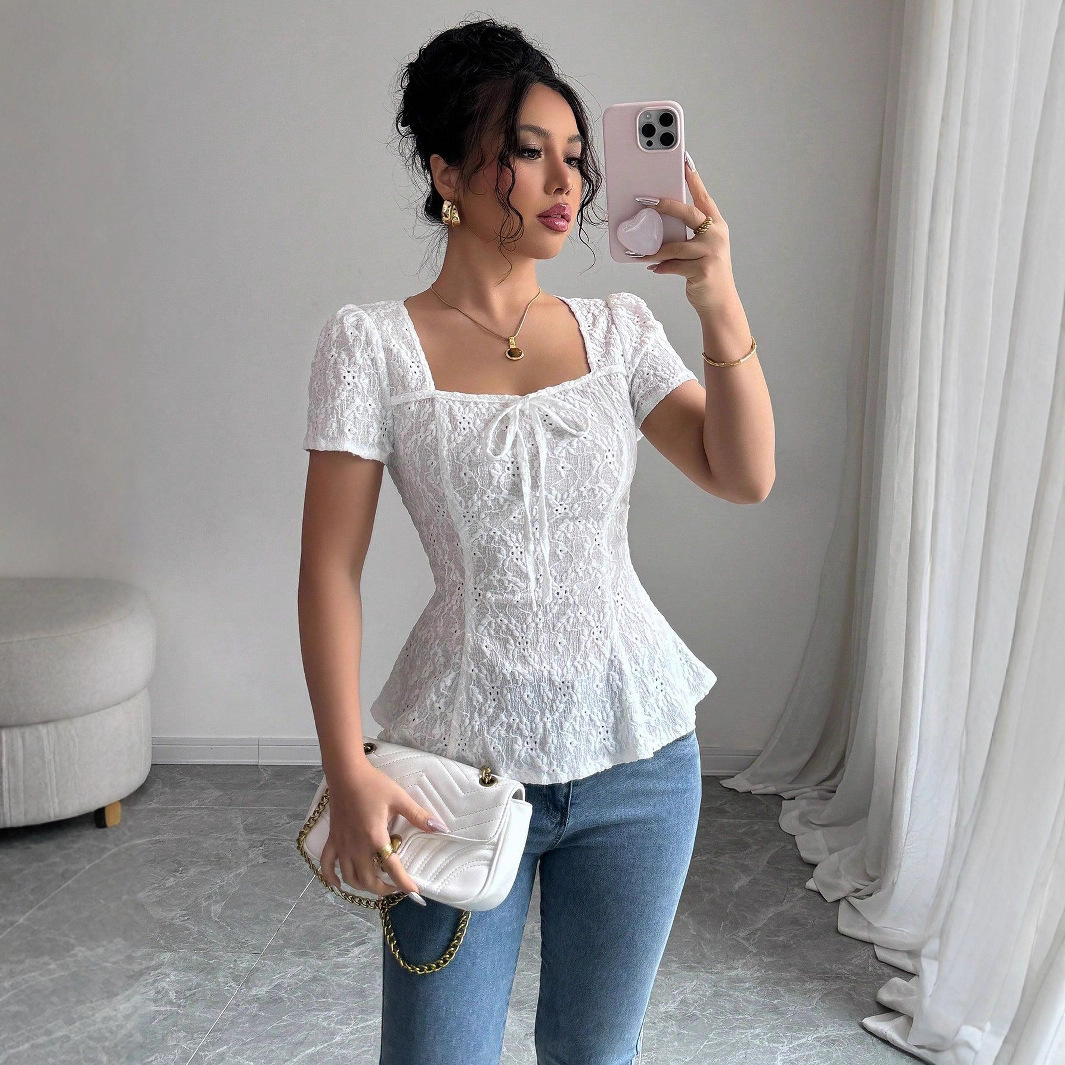 Blouse dentelle col carré nœud manches courtes