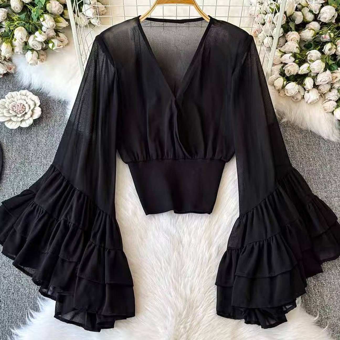 Blouse col V profond manches évasées ajustée