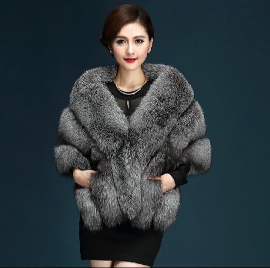 Manteau châle cape en fourrure de renard argenté